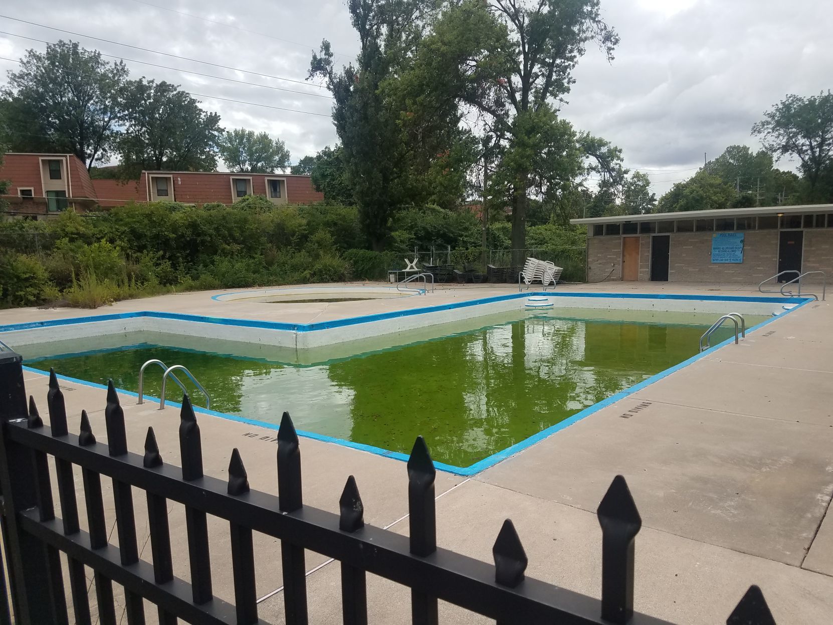 The pool at Bridgeport Crossing Apartments
